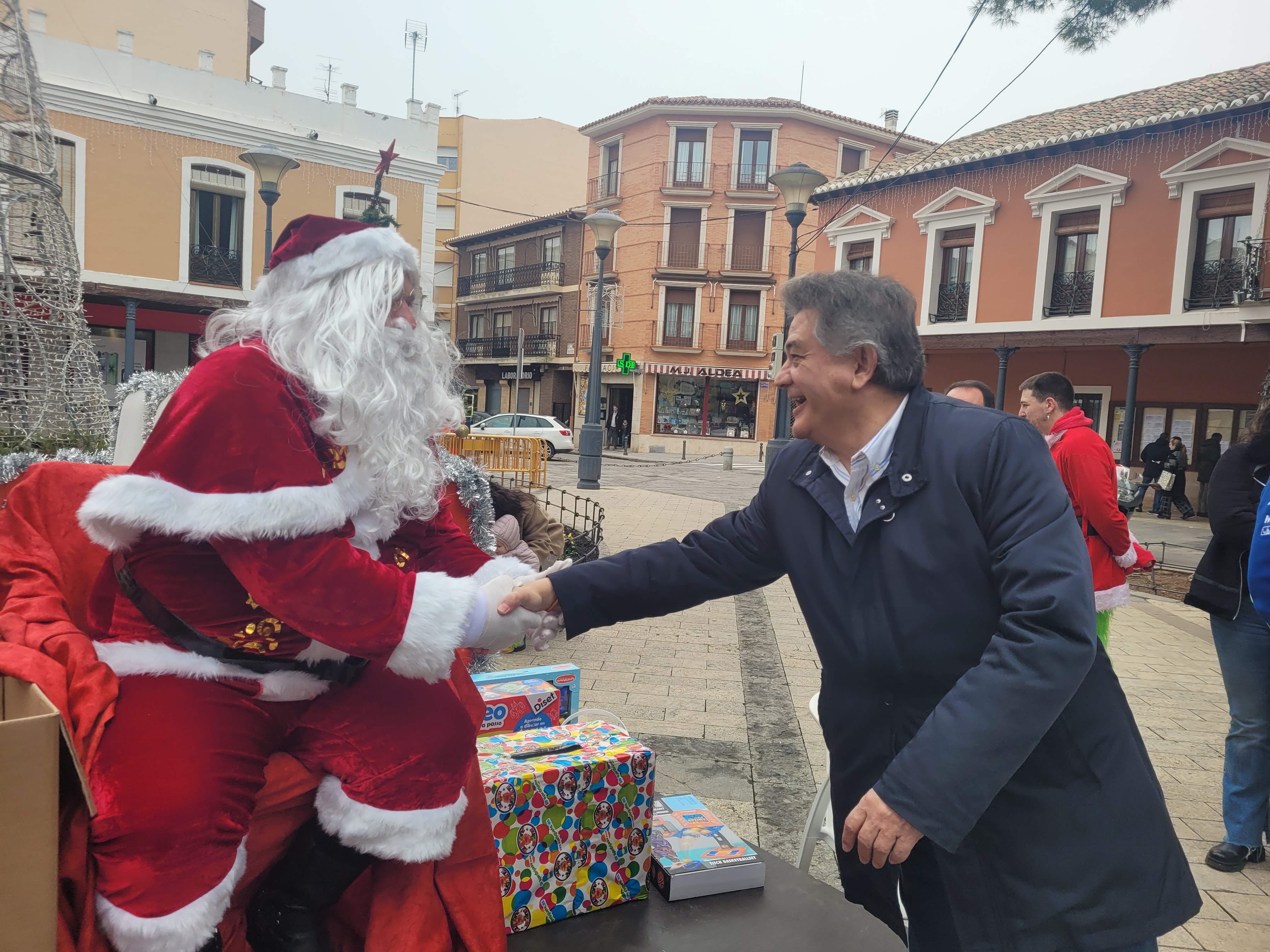 El alcalde se acercó a la Plaza de España en esta jornada prenavideña.