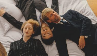 Camas triangulares, moqueta en el baño y un cajero en el salón: el estudio de interiorismo más prometedor de Berlín diseña un apartamento inspirado en el cine donde siempre hay motivos para celebraciones