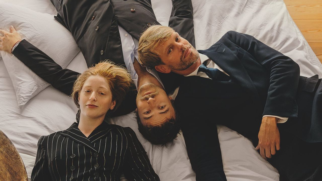 Camas triangulares, moqueta en el baño y un cajero en el salón: el estudio de interiorismo más prometedor de Berlín diseña un apartamento inspirado en el cine donde siempre hay motivos para celebraciones