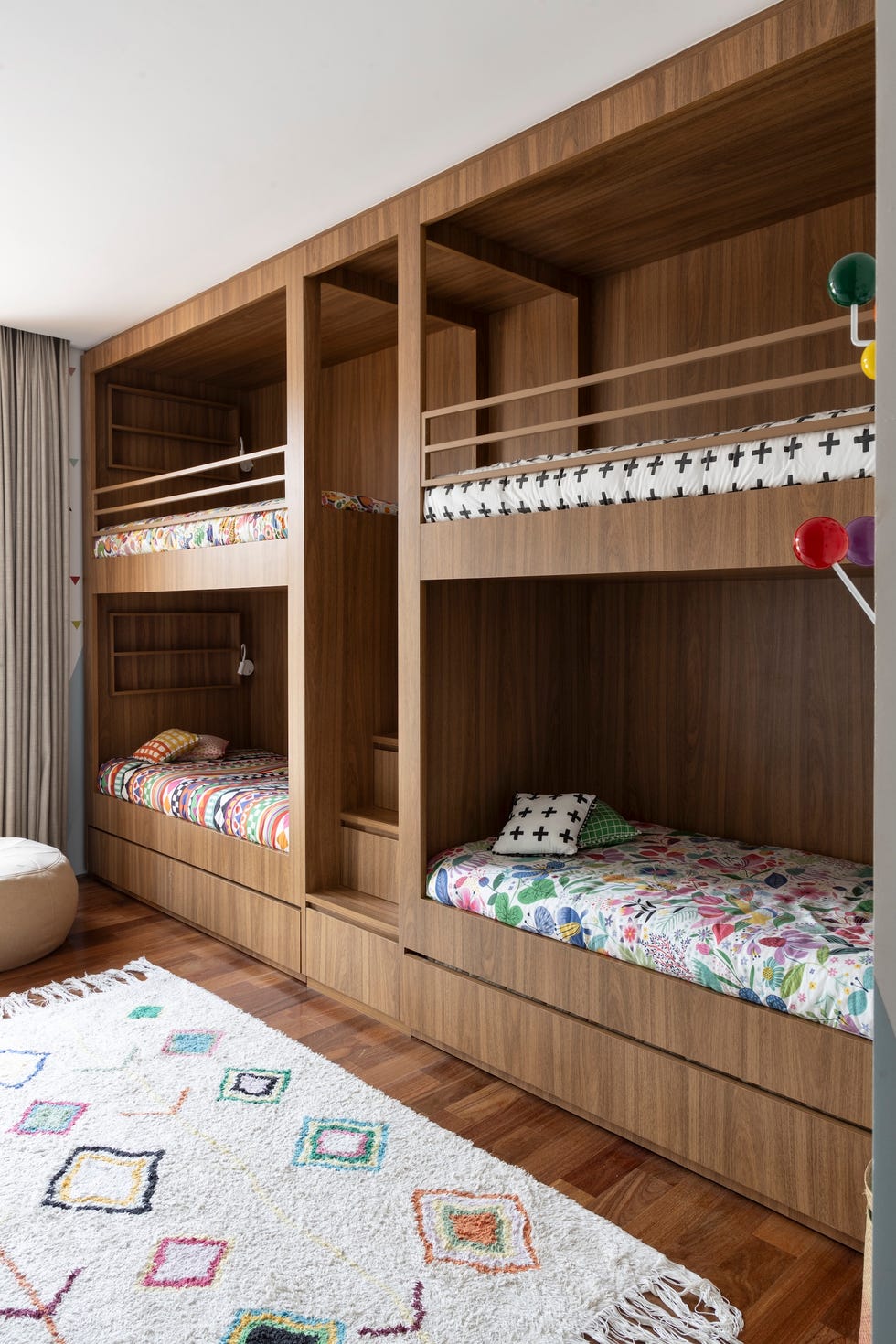 fachada inspirada islandia, suelo espanol, estanque piedra indonesia, casa internacional elegante, abierta y luminosa