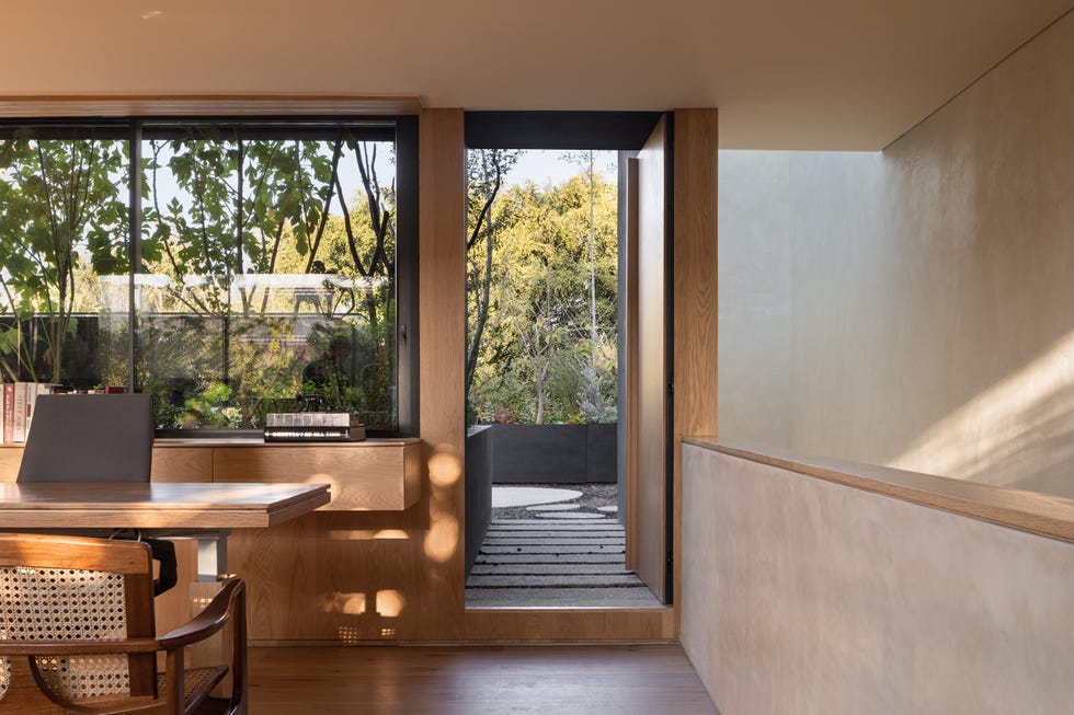 Esta casa de 6 metros de ancho tiene árboles en medio del patio interior y una escalera que atraviesa la casa sin pasar por ninguna habitación casa 6 metros ancho arboles medio patio interior escalera atraviesa casa sin pasar por habitacion