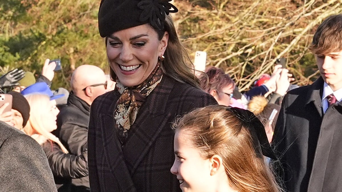 Kate Middleton y la princesa Charlotte, madre e hija coordinadas en marrón chocolate para la misa de Navidad en Sandringham