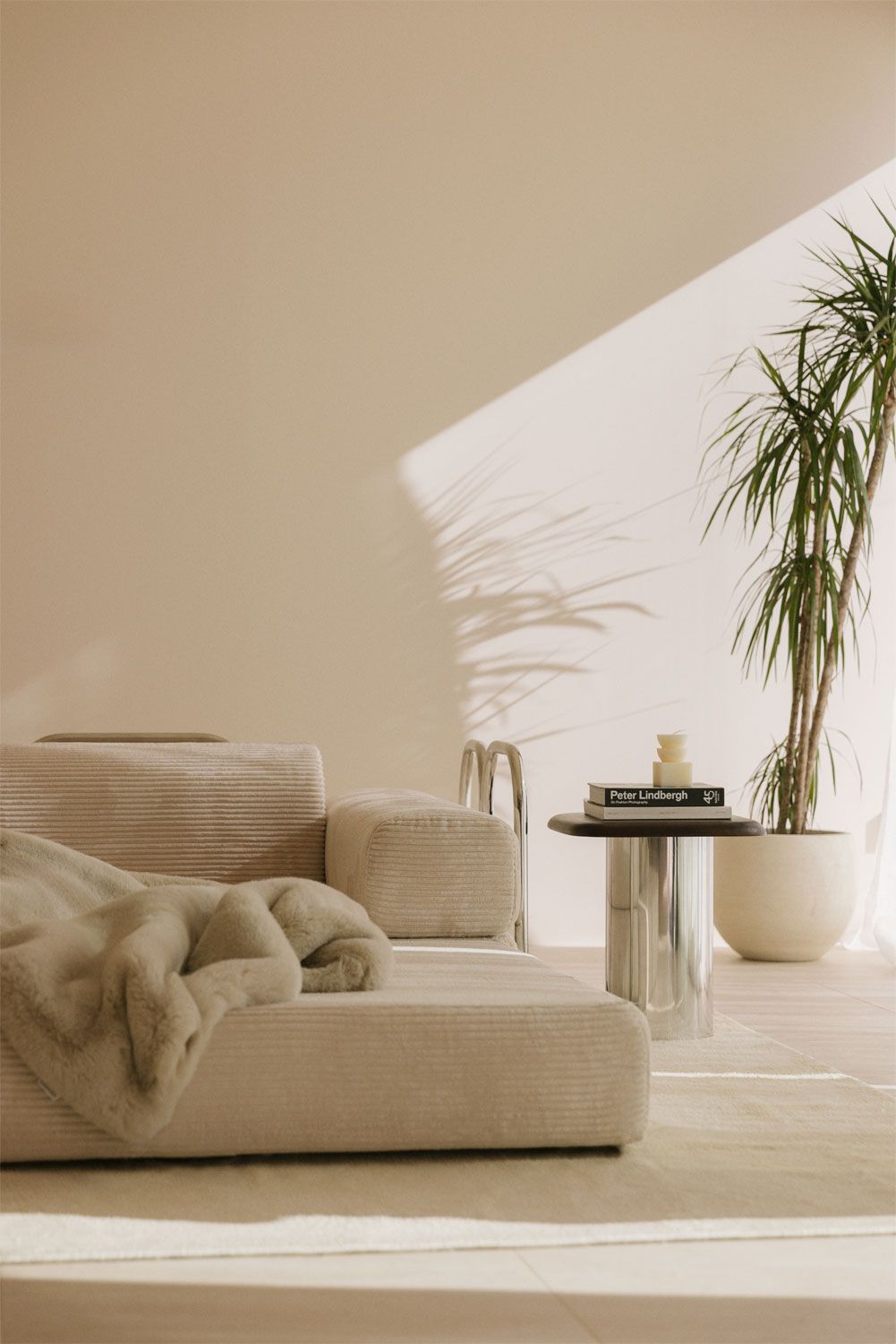 Sof cama Mitchie tapizado en pana de Sklum.