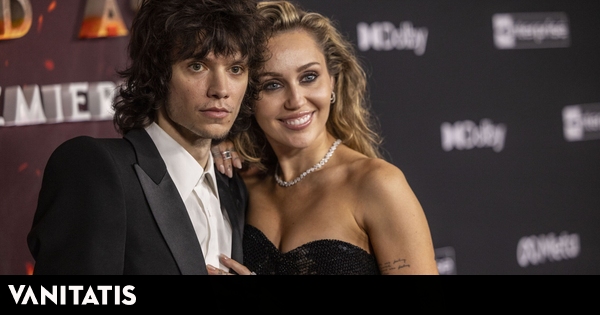 Miley Cyrus dispara los rumores de boda en su relación ‘cougar’ con un llamativo anillo de compromiso de diamantes