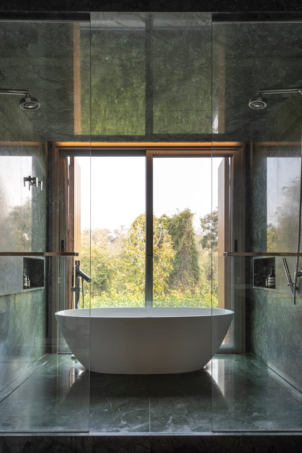 fachada inspirada islandia, suelo espanol, estanque piedra indonesia, casa internacional elegante, abierta y luminosa