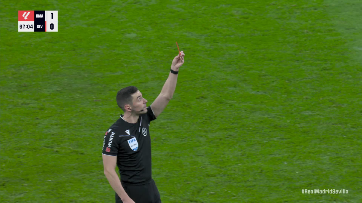 Courtois regala turrón a Xabi Alonso