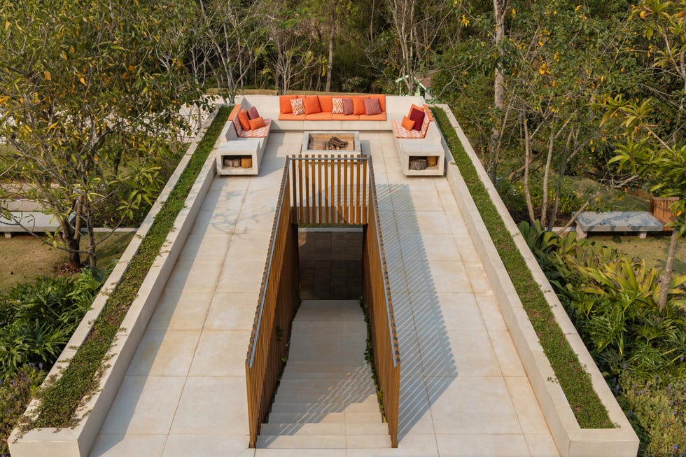 fachada inspirada islandia, suelo espanol, estanque piedra indonesia, casa internacional elegante, abierta y luminosa