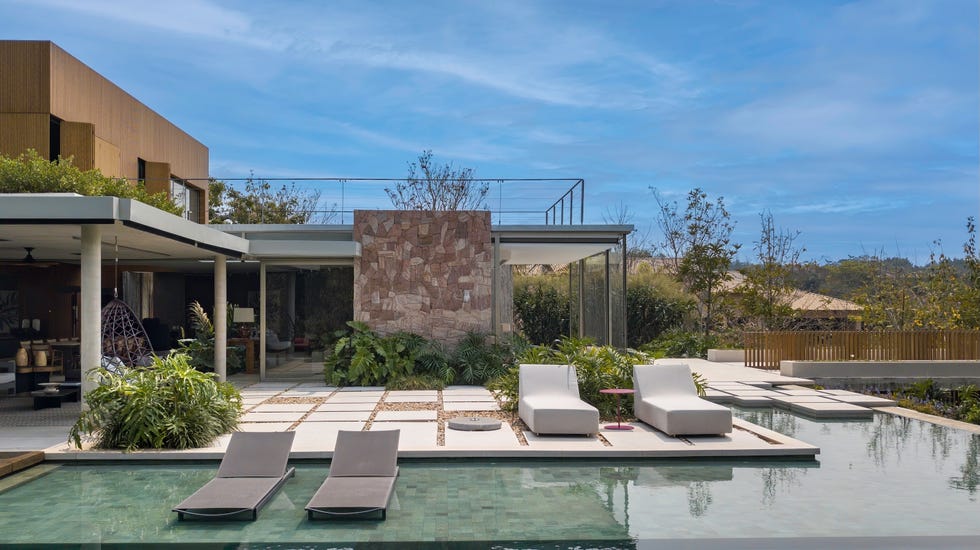 fachada inspirada islandia, suelo espanol, estanque piedra indonesia, casa internacional elegante, abierta y luminosa