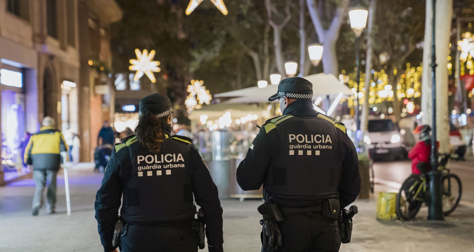 La Guardia Urbana intensifica las inspecciones en los locales para garantizar la seguridad durante las fiestas | Guardia Urbana de Barcelona