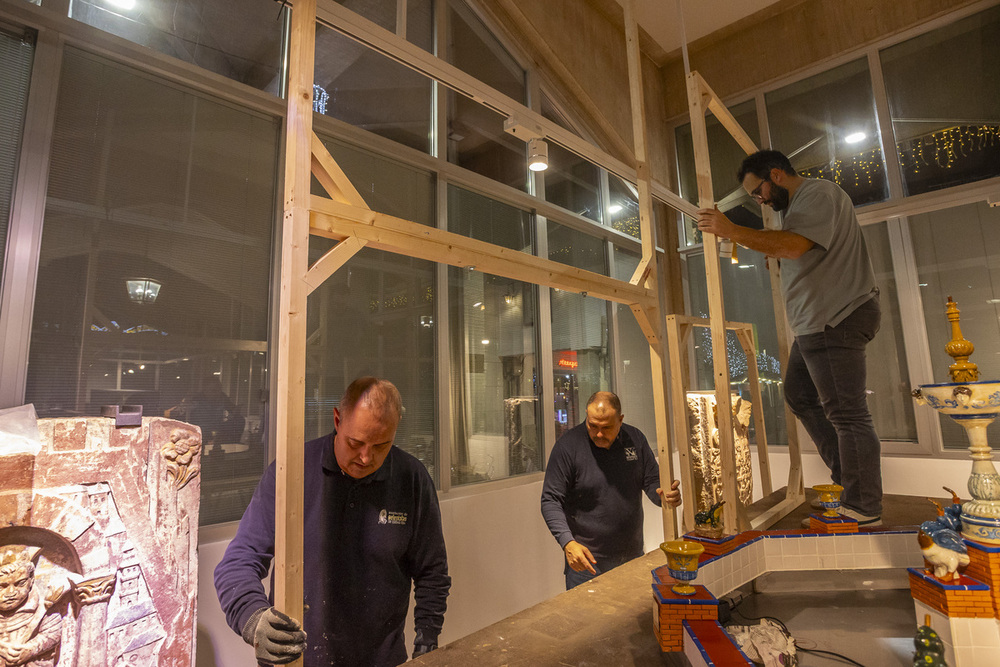 El arquitecto Javier Sánchez traslada planos, diseño y lógica estructural al trabajo belenista colectivo para conseguir todo tipo de construcciones