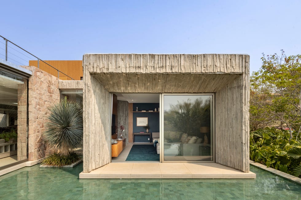 fachada inspirada islandia, suelo espanol, estanque piedra indonesia, casa internacional elegante, abierta y luminosa