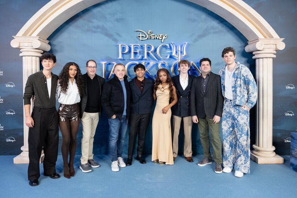 Actores, productores ejecutivos y el mismo creador de la serie pasaron por la alfombra azul