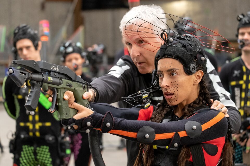 James Cameron y Oona Chaplin en el rodaje de 'Avatar: Fuego y ceniza': 