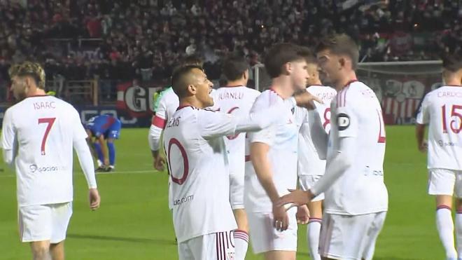 La bronca de Alexis Sánchez a Kike Salas.