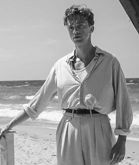 Imagen secundaria 2 - Arriba, Benjamin Voisin y Rebecca Marder, protagonistas de 'El extranjero'; abajo, retrato de su director, François Ozon, y en la última imagen, el protagonista 