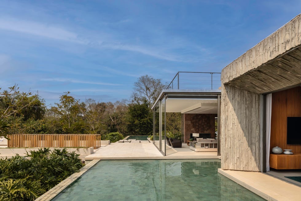 fachada inspirada islandia, suelo espanol, estanque piedra indonesia, casa internacional elegante, abierta y luminosa