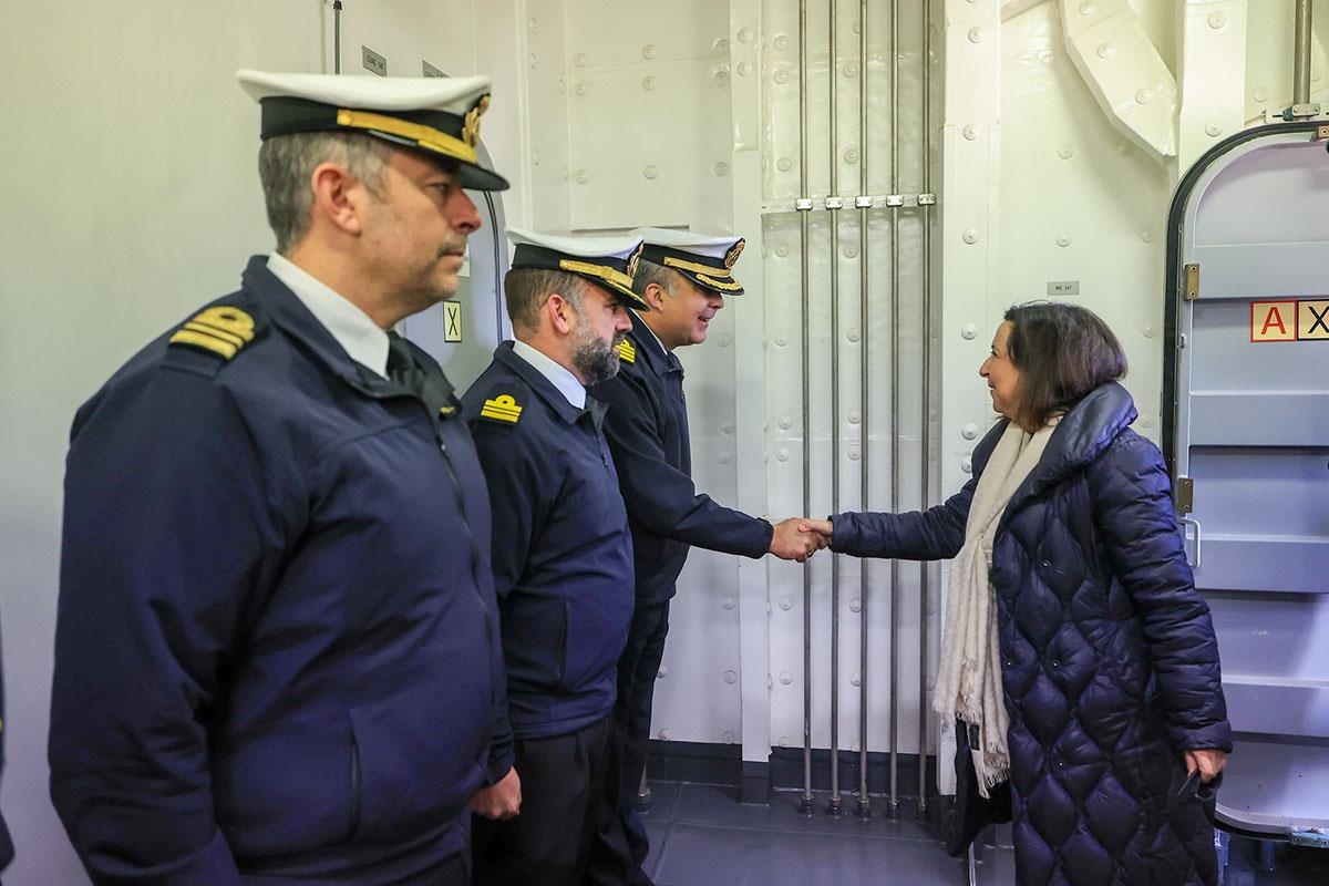 La ministra de Defensa, Margarita Robles, durante su visita al Grupo Anfibio y de Proyección de la Flota en Rota