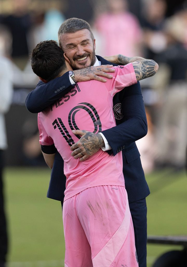 David Beckham abraza a Messi tras la victoria, mostrando su complicidad