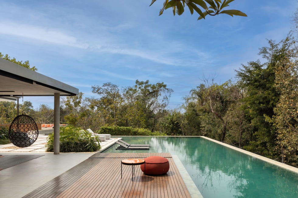 fachada inspirada islandia, suelo espanol, estanque piedra indonesia, casa internacional elegante, abierta y luminosa