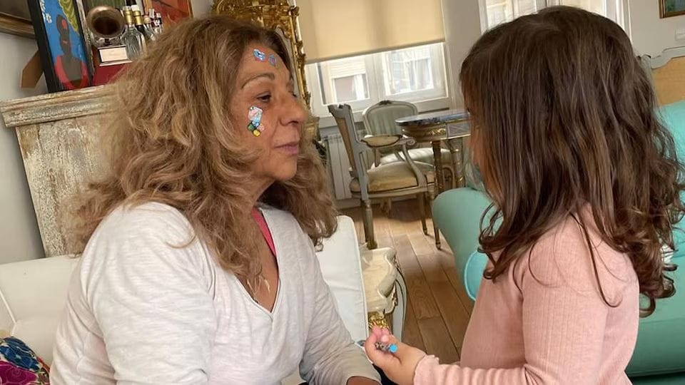 Lolita jugando con su nieta, hija de Elena Furiase