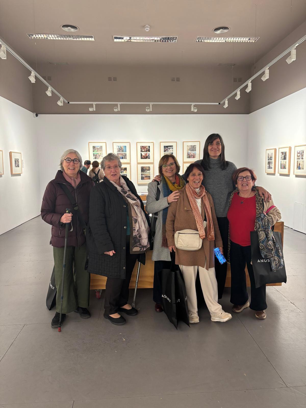 La directora del documental, Reyes Gallegos, con algunas de las protagonistas de 'Ellas en la ciudad' en la inauguración de la exposición del Cicus.