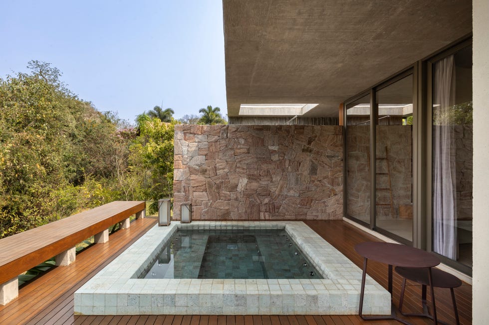 fachada inspirada islandia, suelo espanol, estanque piedra indonesia, casa internacional elegante, abierta y luminosa