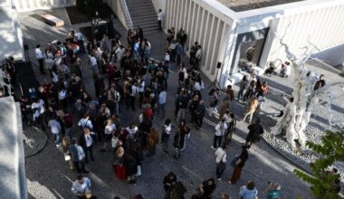 Inauguración de una de las exposiciones, en el jardín musealizado del Helga de Alvear.