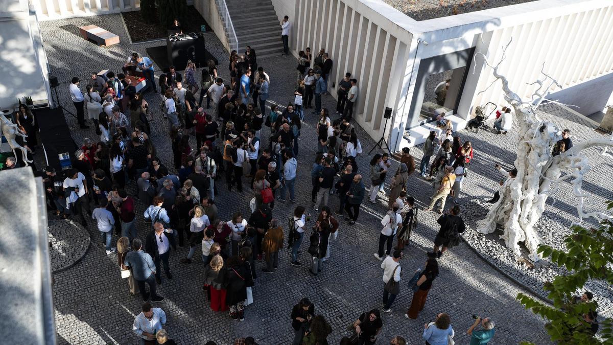 Inauguración de una de las exposiciones, en el jardín musealizado del Helga de Alvear.