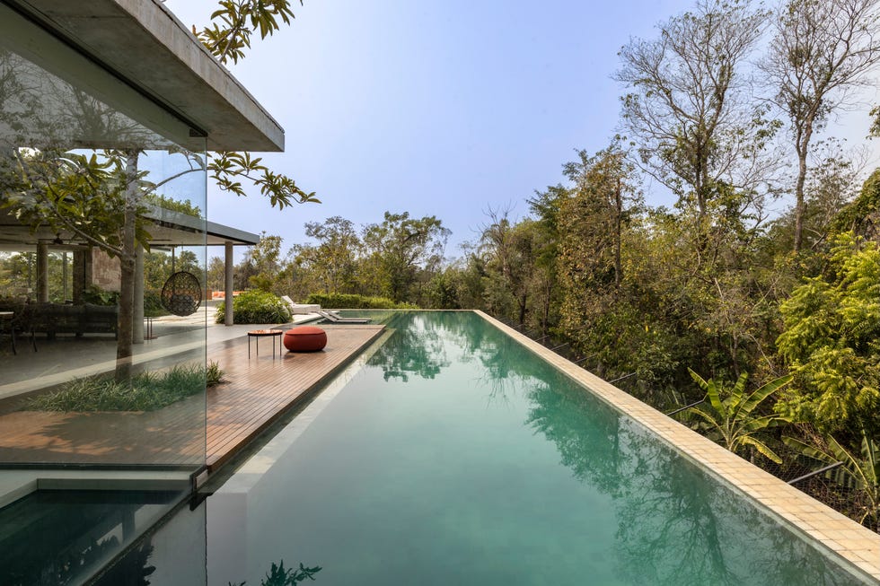 fachada inspirada islandia, suelo espanol, estanque piedra indonesia, casa internacional elegante, abierta y luminosa