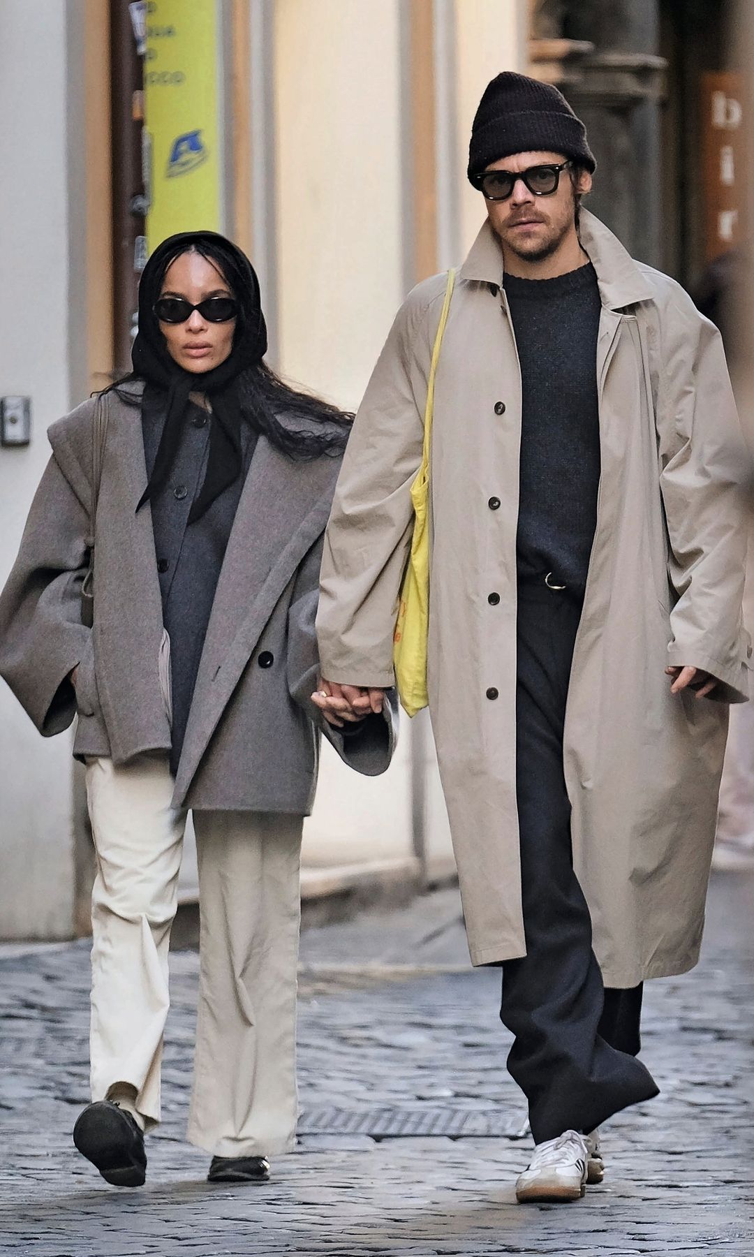 Harry Styles y Zöe Kravitz vuelven a revolucionar los márgenes del Tíber. Perfectamente combinados en tonos, volúmenes, texturas y tejidos. Casi patrocinados por The Row, que firma el abrigo de él y el pantalón de ella. Tanto es así que no solo vuelven a ganar el premio oficioso a la pareja más "cool" del planeta, sino que también despiertan suspicacias maliciosas. Y