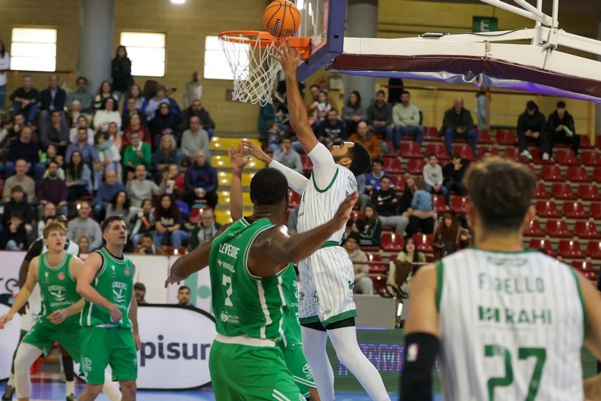 Luis García, Lafuente y Leveque observan una canasta de Schutte.