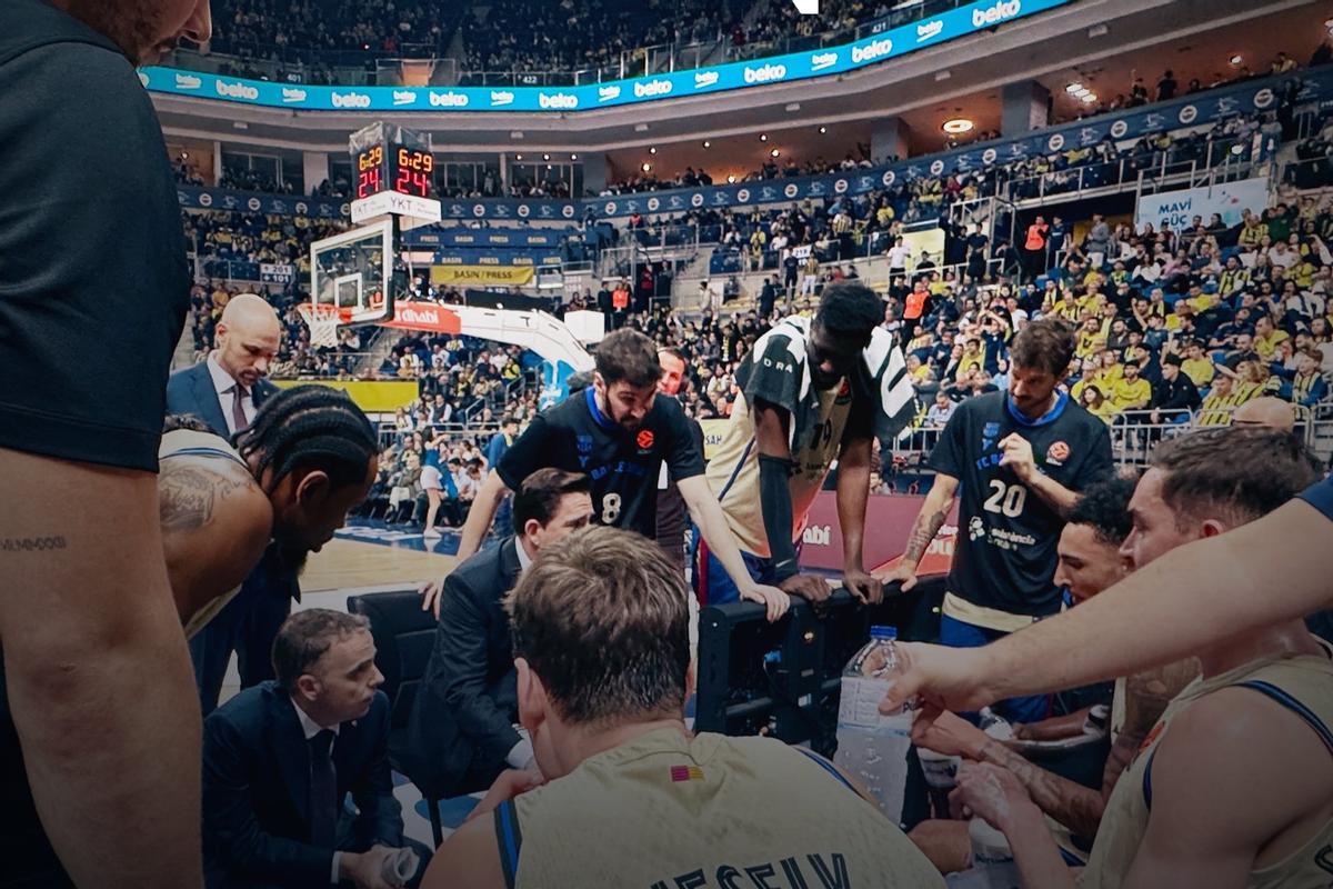 Pascual, dando instrucciones durante un tiempo muerto