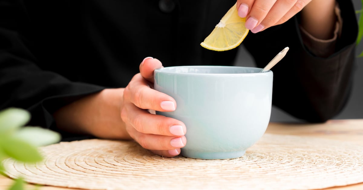 ¿Realmente sirve tomar agua caliente con limón para bajar de peso y mejorar la salud?