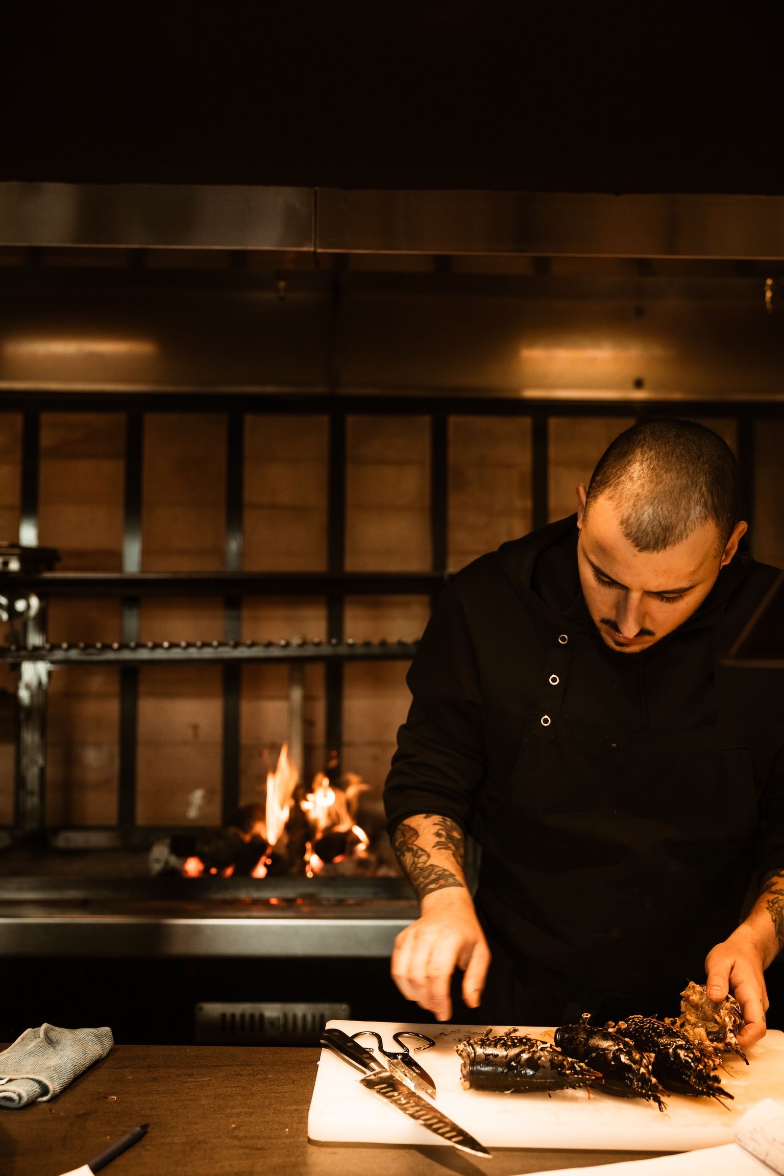 Chef preparando un bogavante