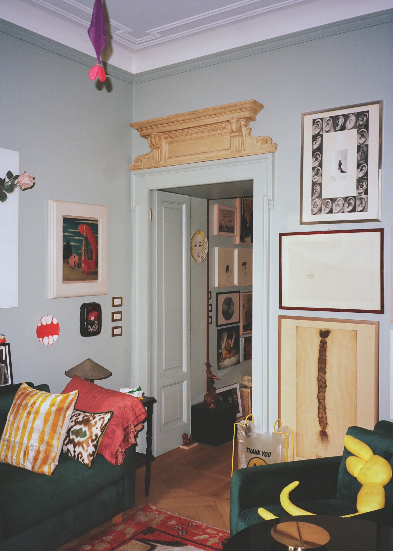 Estancia verde con sof de terciopelo