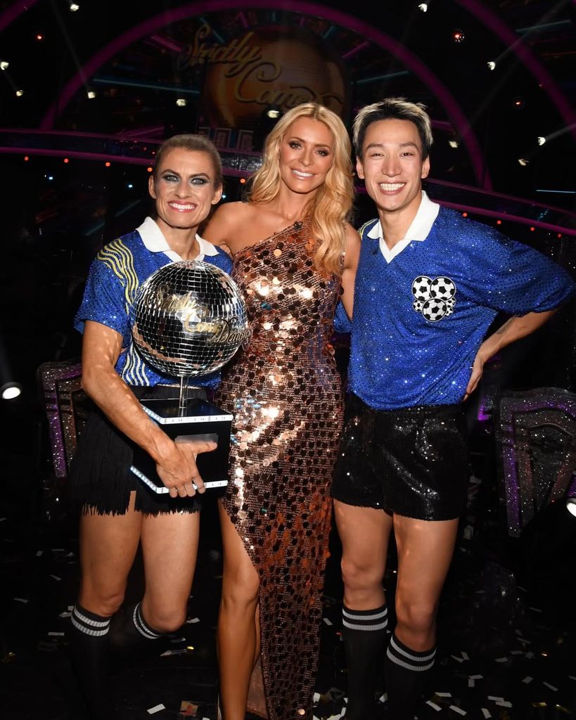 Tess Daly con los ganadores de 'Strictly 2025', Karen Carney y Carlos Gu