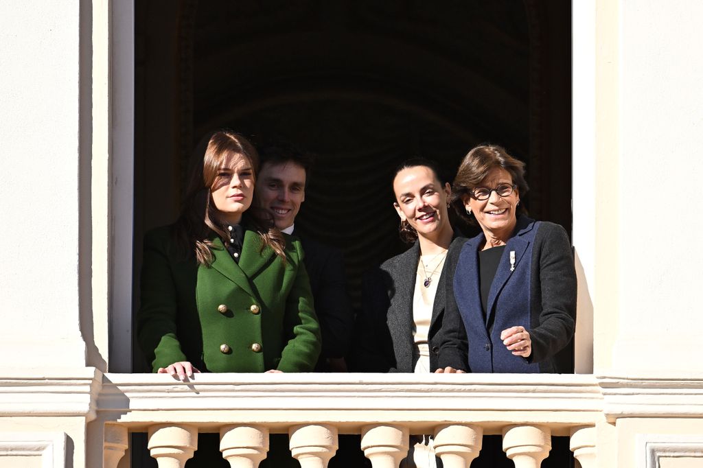  Camille Gottlieb, Louis Ducruet, Pauline Ducruet y la princesa Estefanía desde el balcón del palacio de los Grimaldi