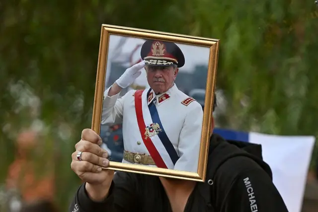 Una simpatizante de Pinochet en la celebración del triunfo de Kast.