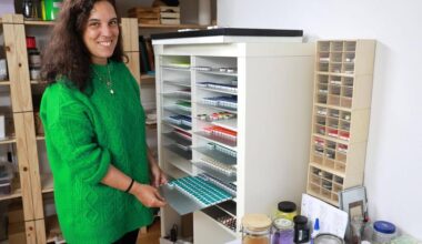 La artista tras la paleta de color