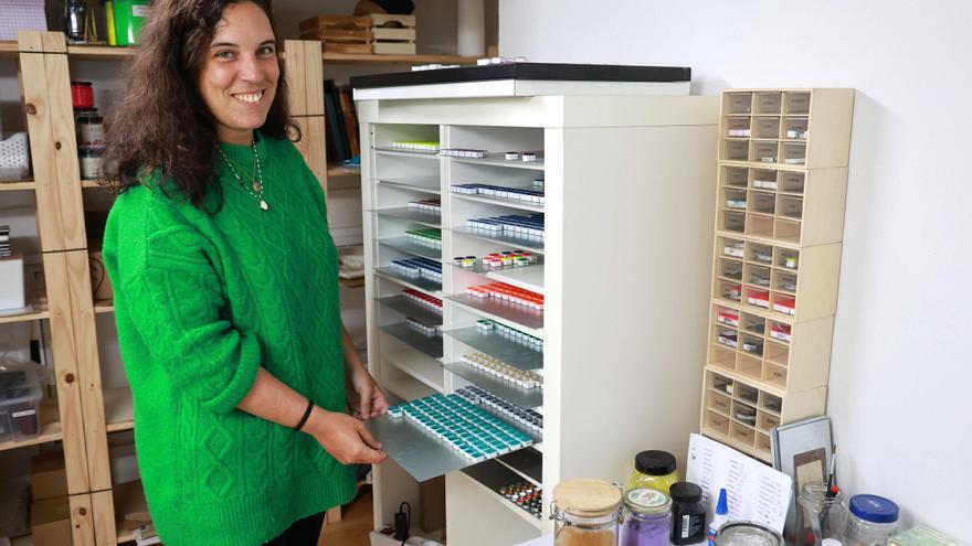 La artista tras la paleta de color