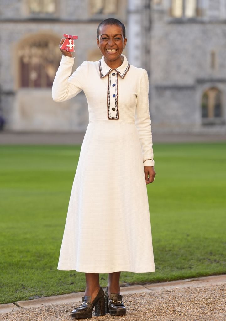 Adjoa Andoh posa orgullosa con su condecoración
