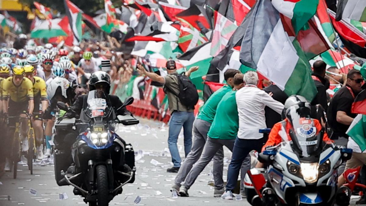 La iniciativa Gernika Palestina ha invadido este miércoles un tramo de la Gran Ví­a de Bilbao al paso de la Vuelta ciclista