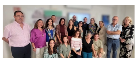 Estela Villalba, Directora General de Innovación y Formación del Profesorado, junto con el servicio de Programas Educativos Internacionales y el grupo de embajadores/as eTwinning de Andalucía