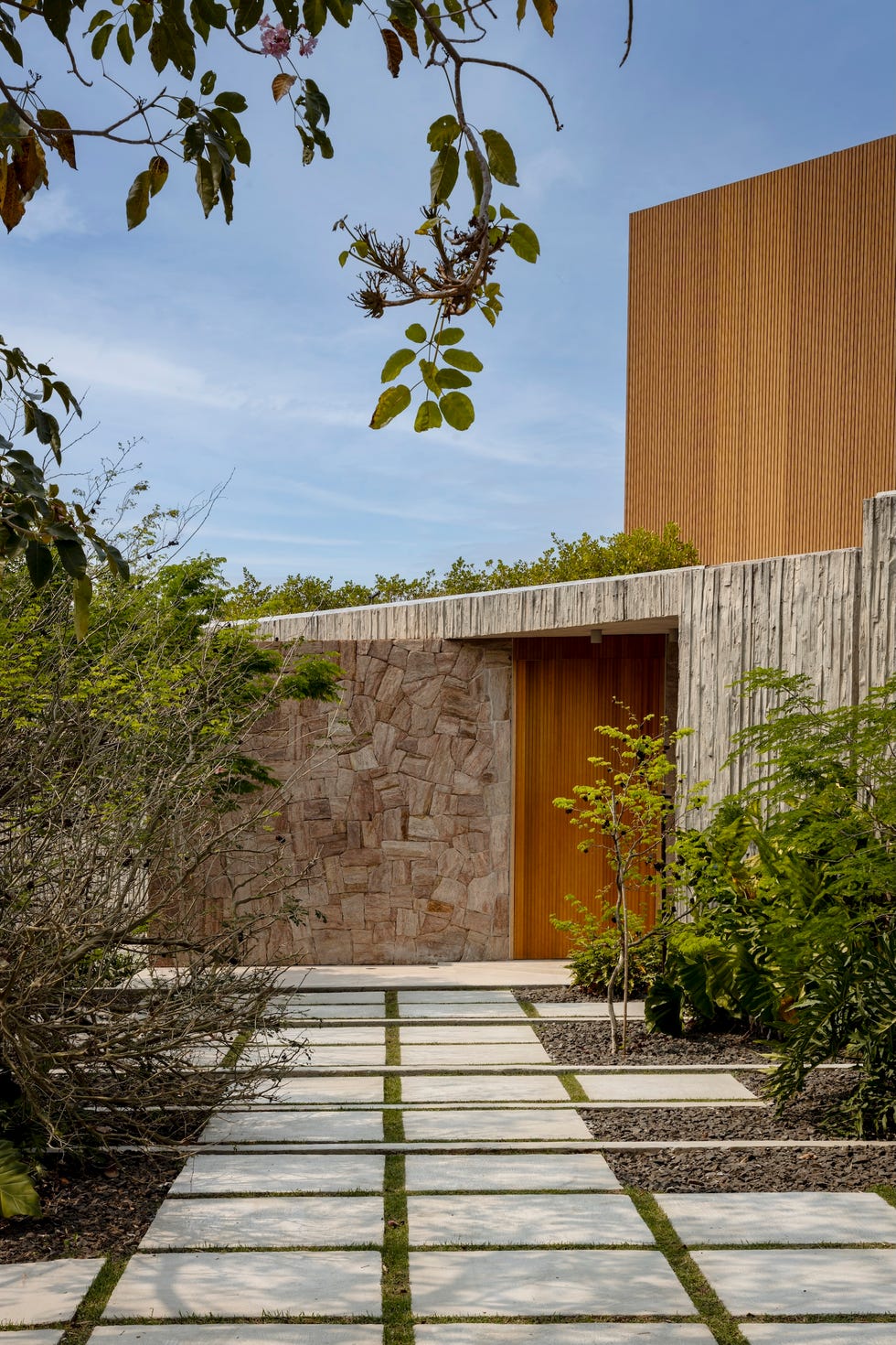 fachada inspirada islandia, suelo espanol, estanque piedra indonesia, casa internacional elegante, abierta y luminosa