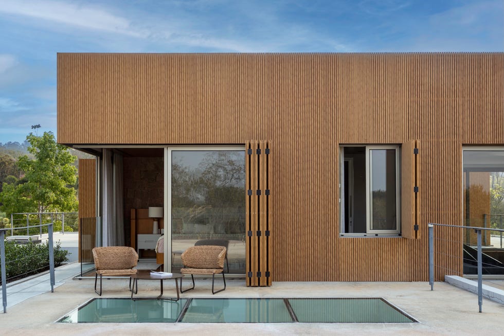 fachada inspirada islandia, suelo espanol, estanque piedra indonesia, casa internacional elegante, abierta y luminosa