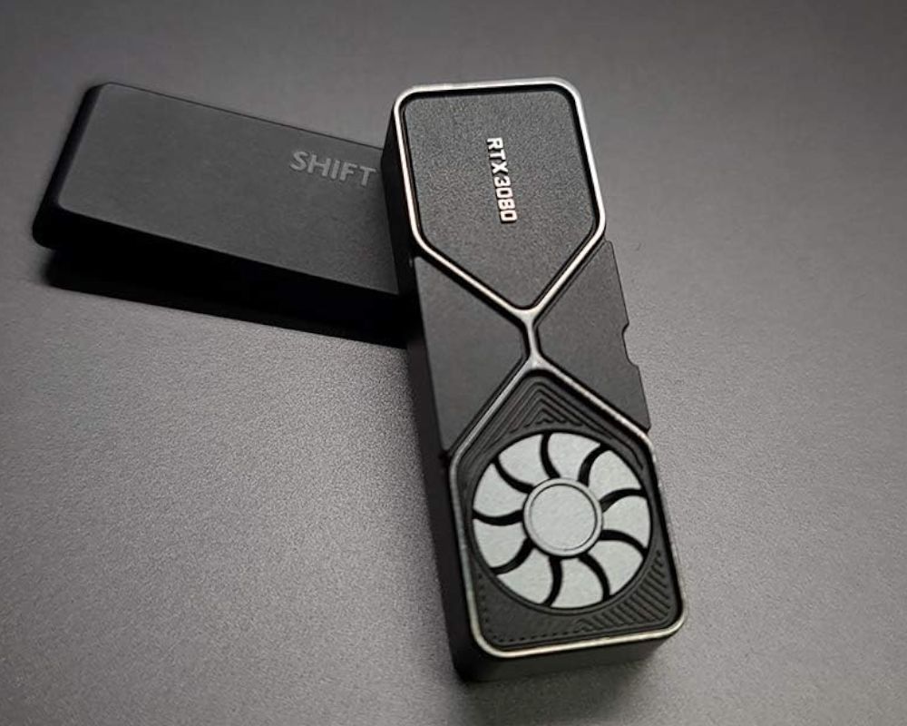 Tecla con forma de una RTX 3080 al lado de una tecla Shift normal.