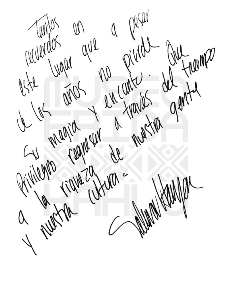 Salma Hayek firmó el libro de visitas de la Casa Azul