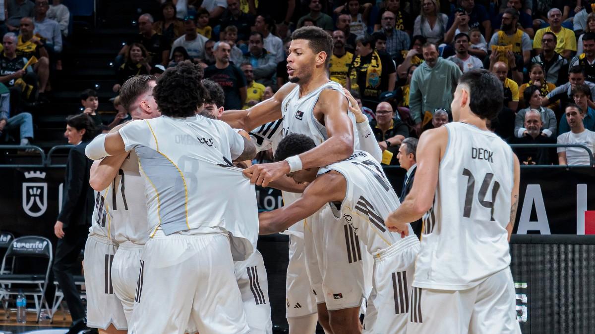 El Madrid, celebrando la canasta ganadora de Sergio Llull