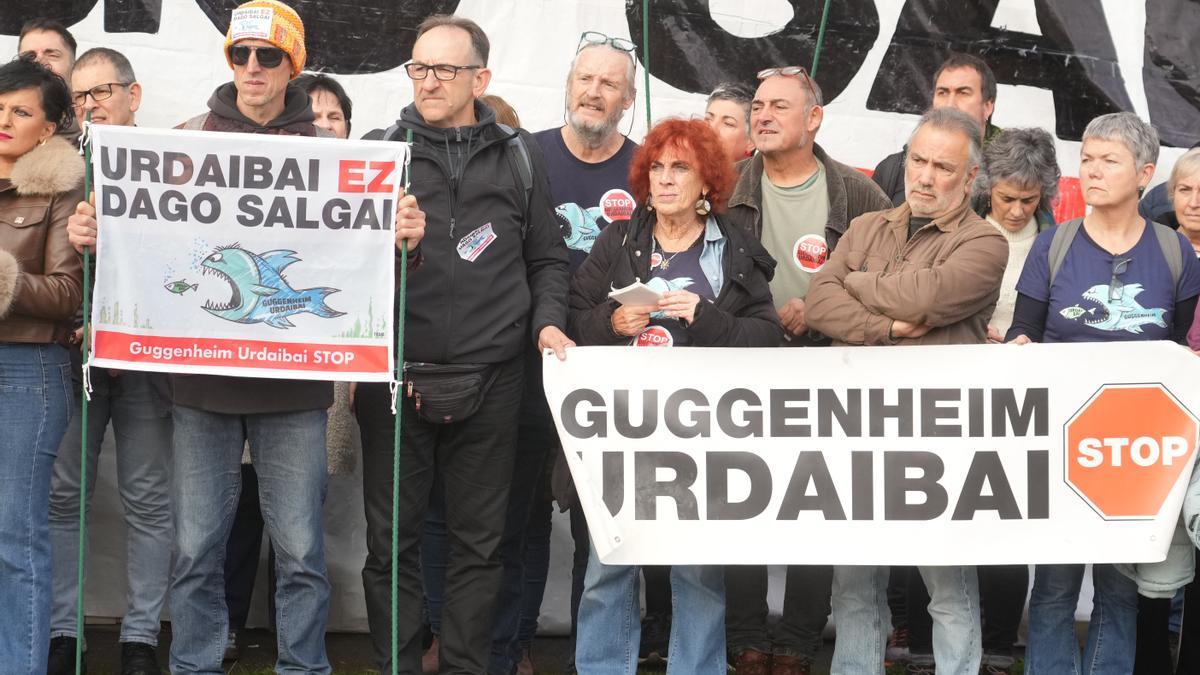 Algunos de los miembros de la plataforma, celebrando la decisión de no seguir adelante con el proyecto.