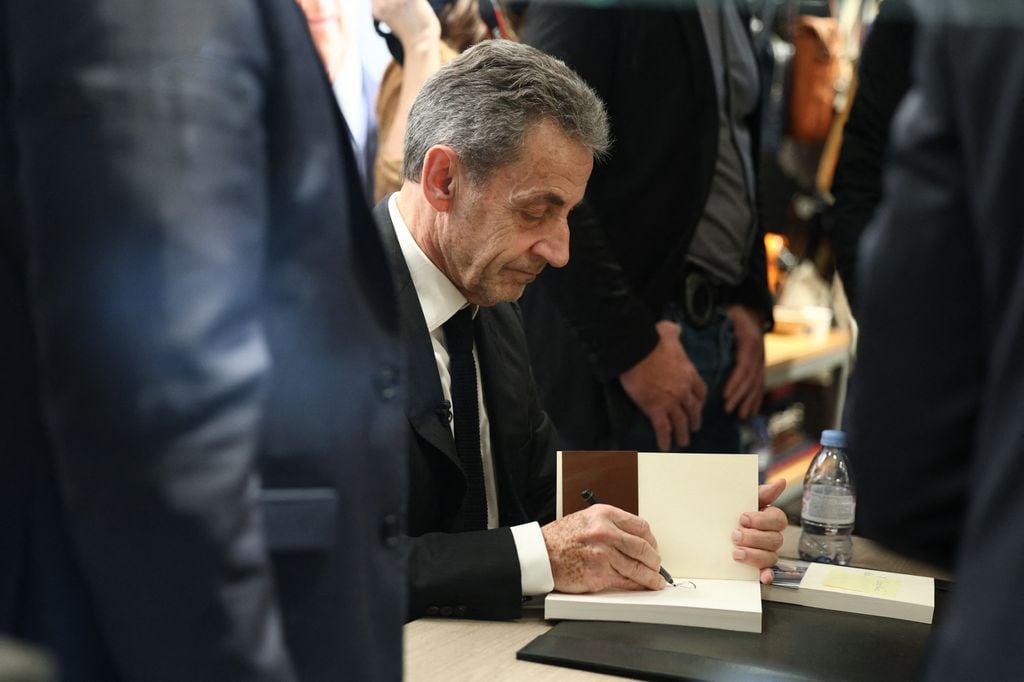 Nicolas Sarkozy colapsó la Librería Lamartine dónde tuvo lugar la firma de libros